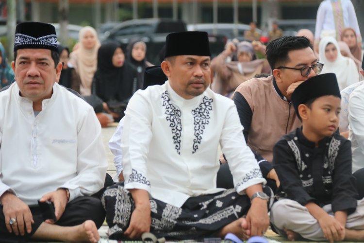 Kasdim 0301 PBR Ikuti Pelaksanaan Sholat Idul Adha 1445 Hijriyah bersama Jajaran Forkompinda Pekanbaru di Halaman MPP