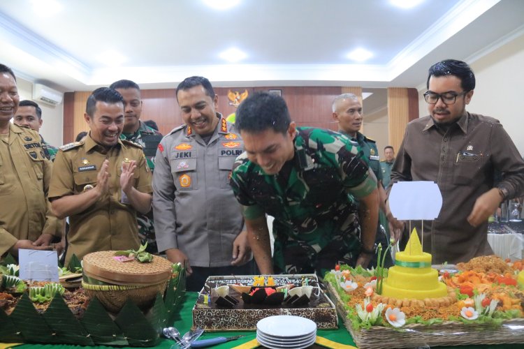 Dandim 0301 PBR Dapat Suprise Kue Ulang Tahun ke 45 Dari Forkompinda Pekanbaru