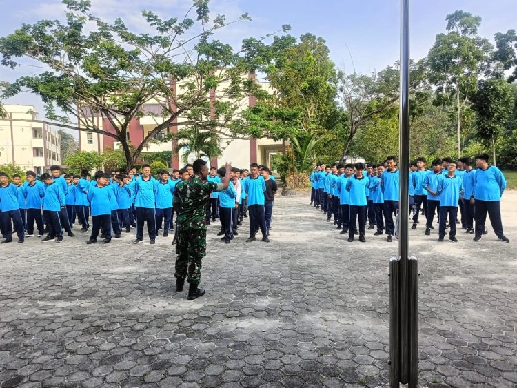 Babinsa Kodim 0301/Pbr Latih PBB Siswa Untuk Bentuk Patriotisme dan Disiplin