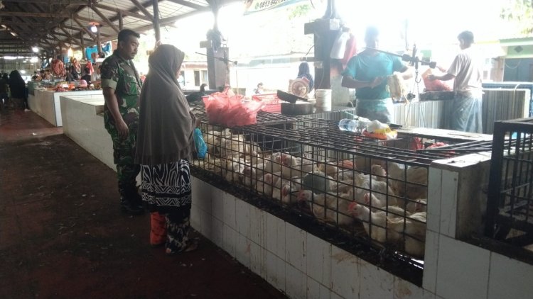 Babinsa Kodim 0301/Pbr Laksanakan Komsos Bersama Pedagang