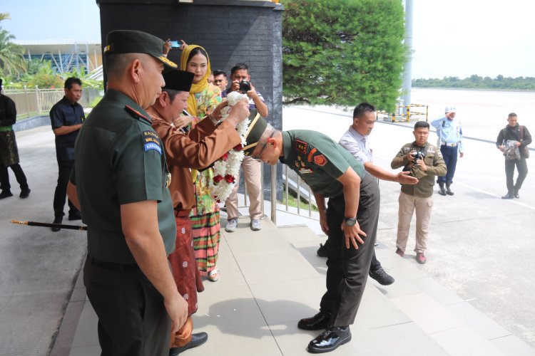 Dandim 0301/Pbr Sambut Kedatangan KKDN Sesko TNI di VIP Bandara Lancang Kuning