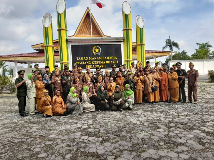 Dalam Rangka Harvetnas DPD LVRI Provinsi Riau dan Kanminvet Wilayah Riau, melaksanakan Ziarah ke TMP