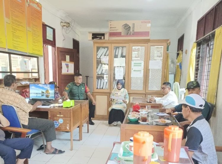 Babinsa Kodim 0301/Pbr Laksanakan Komsos Tentang Kamtibmas dan Kebersihan Bersama Tokoh Masyarakat