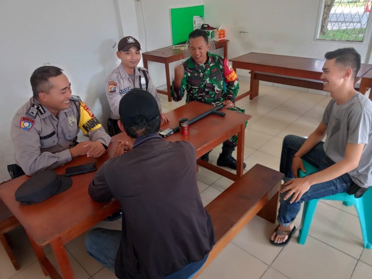 Babinsa Kodim 0301/Pbr Bersama Bhabinkamtibmas Ajak Security Jaga Kamtibmas Lingkungan