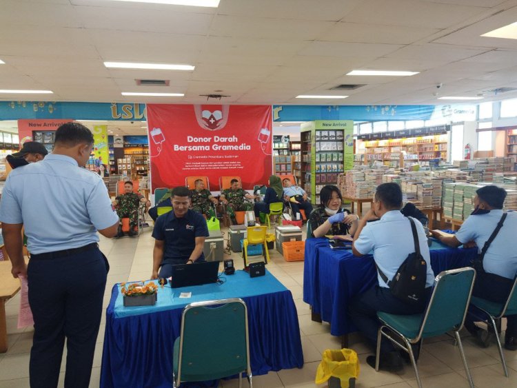 Kepedulian Antar Sesama, Babinsa Koramil 02 Kota Ikut Donor Darah di Gramedia