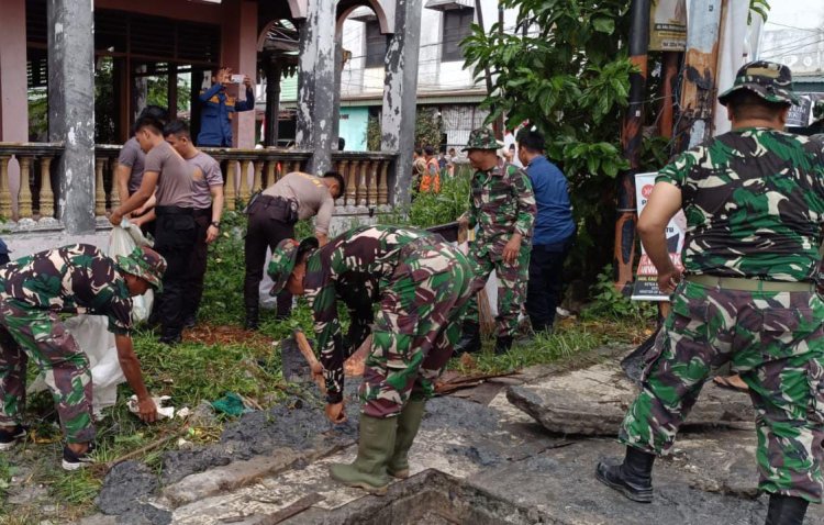 Kodim 0301/Pbr Bersama Polri Laksanakan Karya Bakri Bersihkan Lingkungan