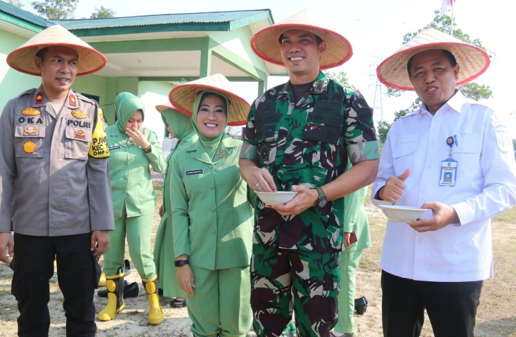 Manfaatkan Lahan Kosong, Dandim 0301/Pbr dan Ketua Persit Tanam Jagung