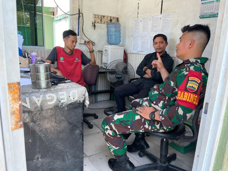 Babinsa Kodim 0301/Pbr Lakukan Komsos Bersama Security dan Keamanan