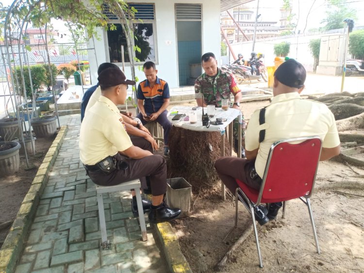 Babinsa Kodim Lakukan Komsos bersama Sekuriti Demi Ciptakanlah Lingkungan yang Aman