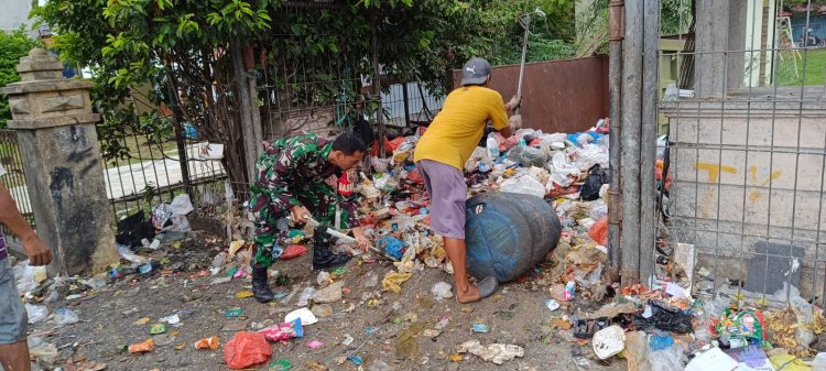 Babinsa Tangkerang Tengah Bersama Petugas Kebersihan Angkut Sampah Wujudkan Lingkungan Bersih