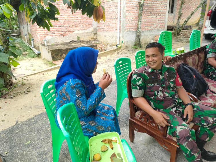 Tingkatkan Kamtibmas,Babinsa Kodim 0301/Pbr Lakukan Komsos Dengan Tokoh Masyarakat