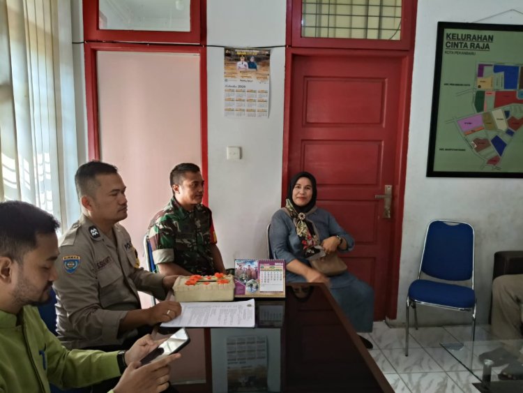 Babinsa Kodim 0301/Pbr Bersama Lurah Lakukan Komsos Pada Pedagang