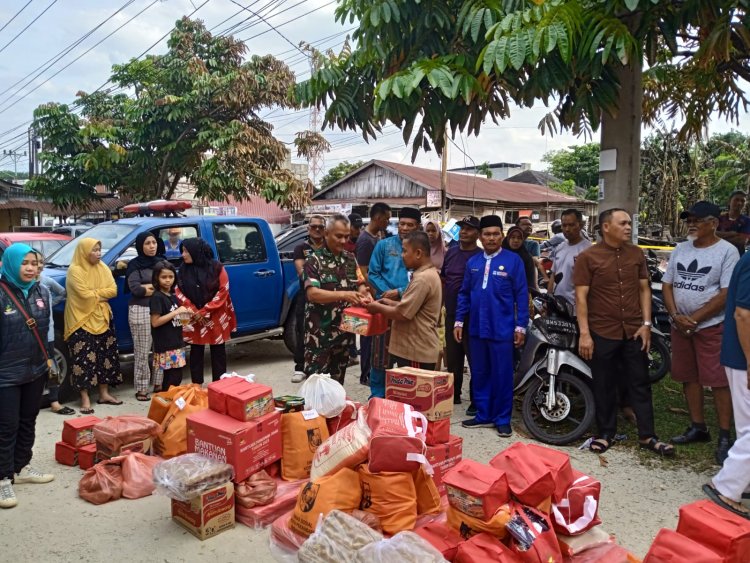 Babinsa 0301/Pbr Dampingi Penyaluran Sembako bagi Korban Kebakaran di Pekanbaru