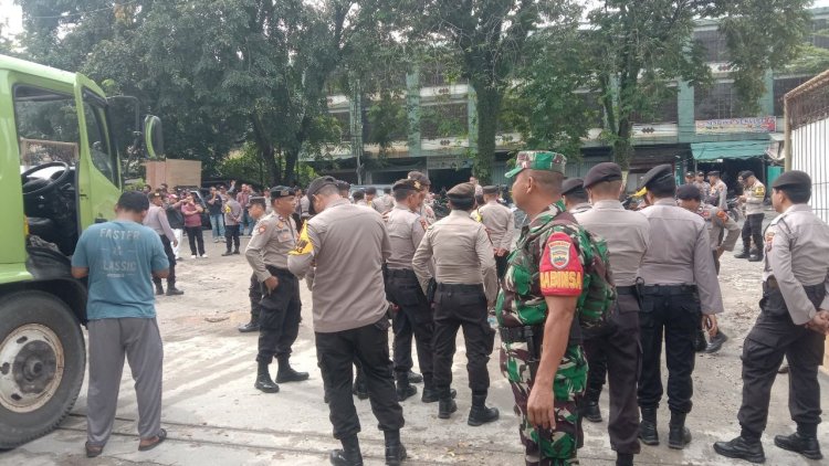 Babinsa Kodim 0301/Pbr Turut Monitoring dan Mengamankan Demontrasi SPSI di Jalan Riau