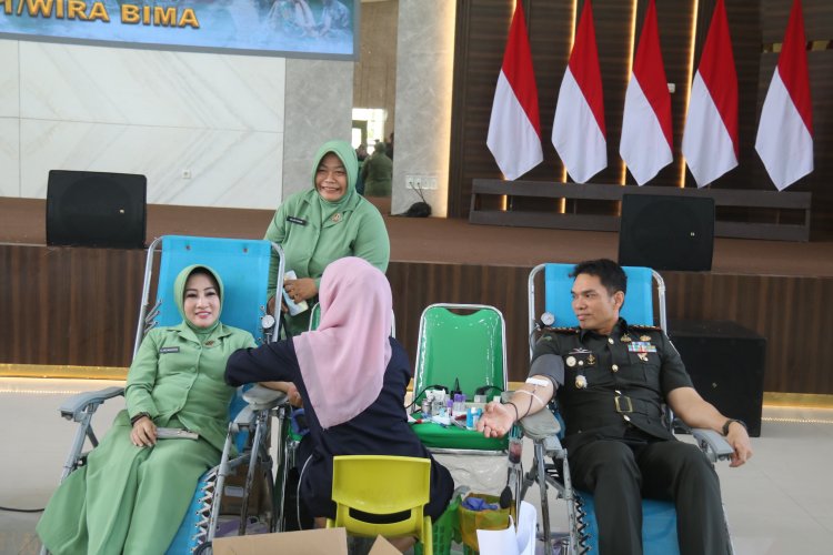 Kolonel Inf Sri Marantika Beruh dan Persit KCK Cab L Dim 0301 Peduli Melalui Donor Darah