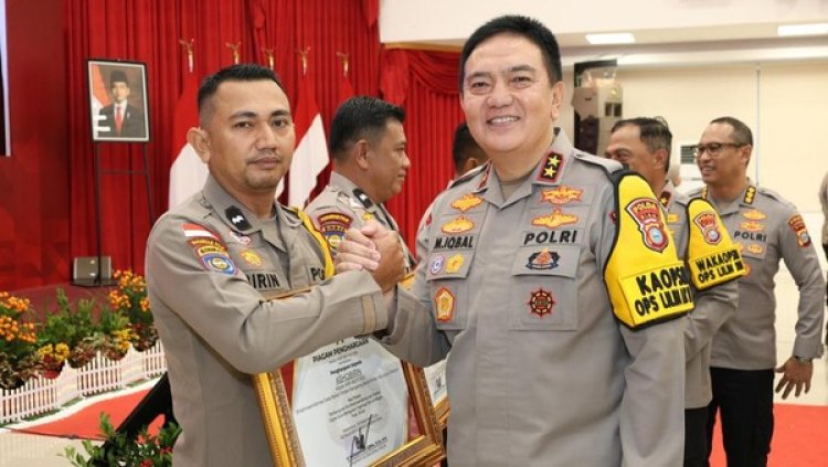 Kapolda Riau Irjen Iqbal Memberikan Penghargaan ke Perwira-Inisiator Pos Bhabin Digital Wilayah 3T