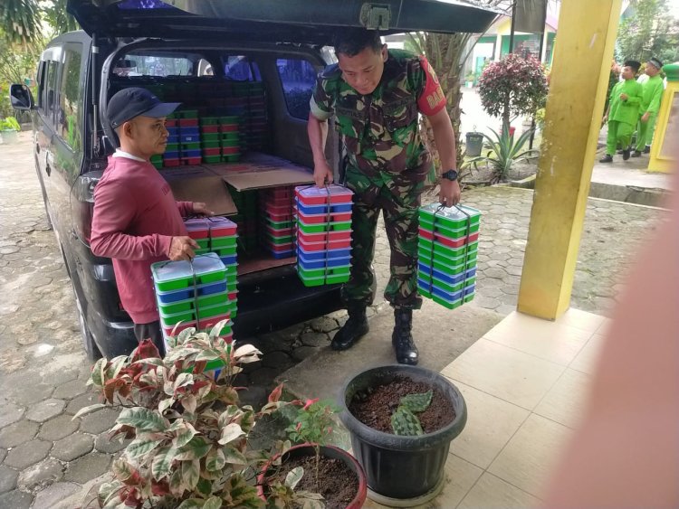 Babinsa Kodim 0301/Pbr Dampingi Pembagian Makan Gratis,Dukung Asta Cita Presiden