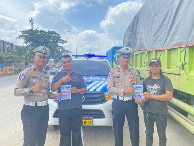 Tekan Lakalantas,Polres Pelalawan Berikan Edukasi Pada Pengguna Jalan Raya