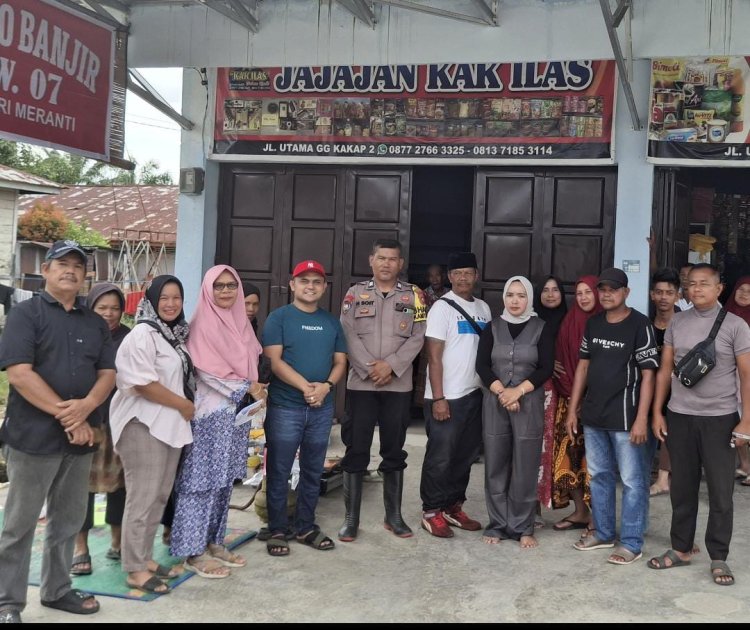 PMP Salurkan Bantuan Pada Korban Banjir Bersama Polsek Rumbai Barat
