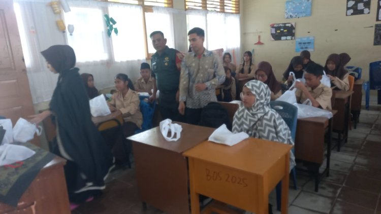 Babinsa Kodim 0301/ Pbr Bersama YKI Salurkan Takjil Bergizi di Dua Sekolah