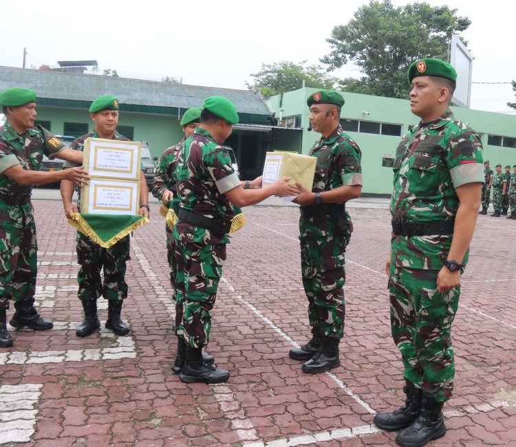 Ciptakan Kebersamaan dan Kehangatan,Kasdim 0301/Pbr Mewakili Dandim Berbagi Bingkisan Lebaran Kepada Prajurit dan PNS