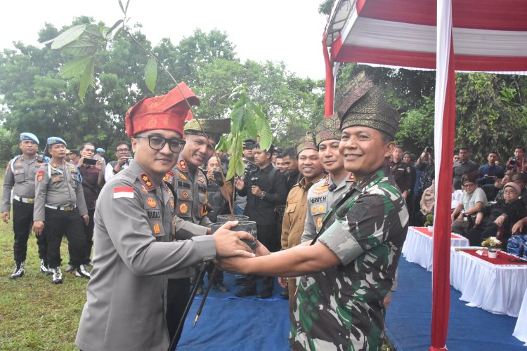 SINERGITAS DANREM 031/WB KAPOLDA RIAU DAN GUBERNUR LAKSANAKAN PENANAMAN POHON