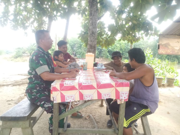 Mempererat Silaturahmi, Babinsa Tuah Negeri Lakukan Komsos Bersama Warga