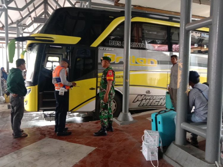 Babinsa Kodim 0301/PBR Sertu Joni Marlin Monitor Arus Balik Lebaran Idul Fitri 1446 H/2025 M