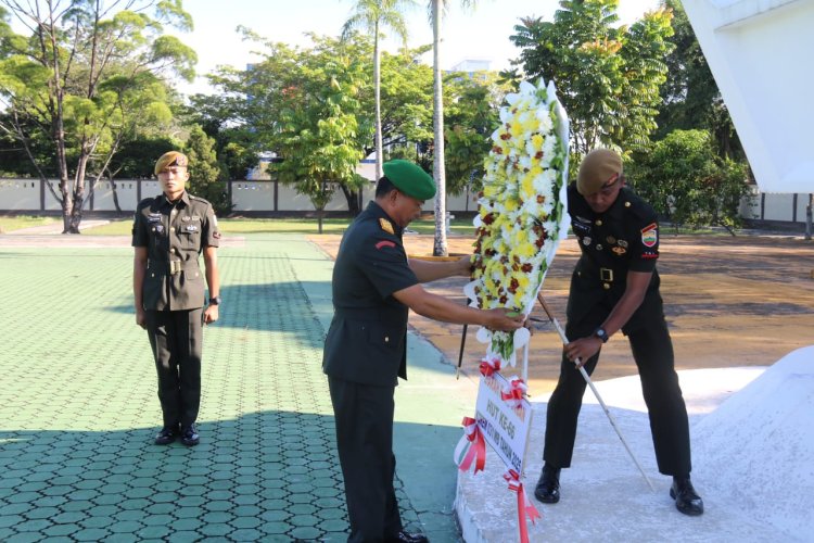 Kodim 0301/Pekanbaru Tabur Hormat di TMP Kusuma Darma pada HUT ke-66 Korem 031/Wira Bima