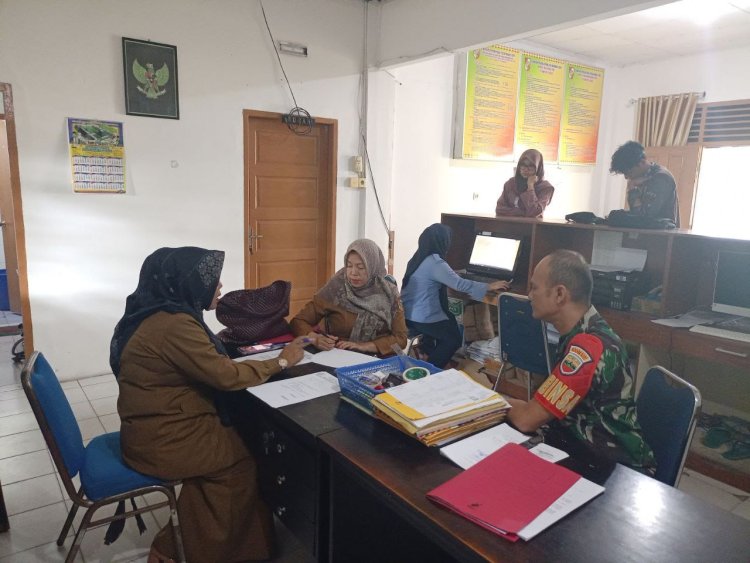 Babinsa Kodim 0301/Pbr Lakukan Komsos Dengan Lurah Umban Sari Bahas Pembentukan LPS