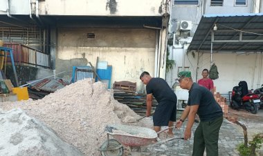 Babinsa Kodim 0301/Pbr Tetap Semangat Renovasi Panti Asuhan di Tengah Terik Mentari