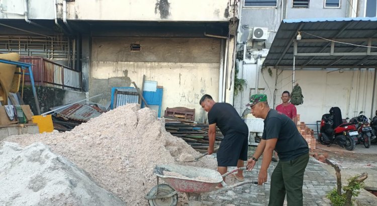 Babinsa Kodim 0301/Pbr Tetap Semangat Renovasi Panti Asuhan di Tengah Terik Mentari