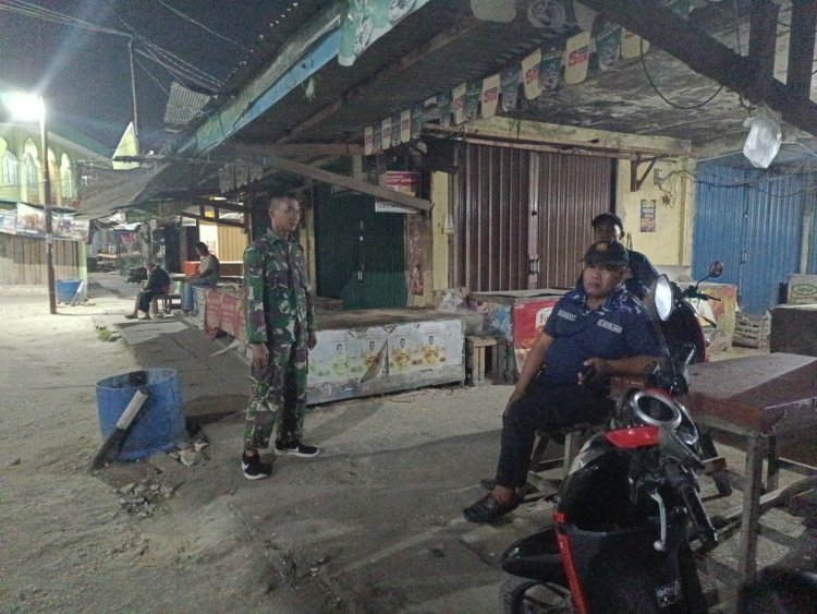 Patroli Malam Babinsa Koramil 02/Kota Bersama Petugas Keamanan, Jamin Keamanan Pedagang Pasar