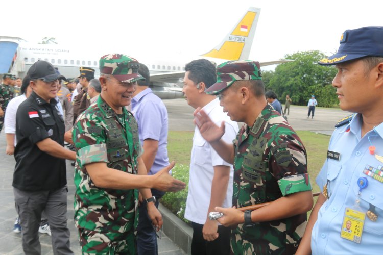 Dandim 0301/Pbr Sambut Kedatangan Tim Pengarah Satgas PKH di Lanud Roesmin Nurjadin