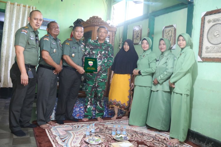 Dandim 0301/Pbr Serahkan Bantuan Pangdam I/BB Kepada Personel dan Keluarga Yang Sakit