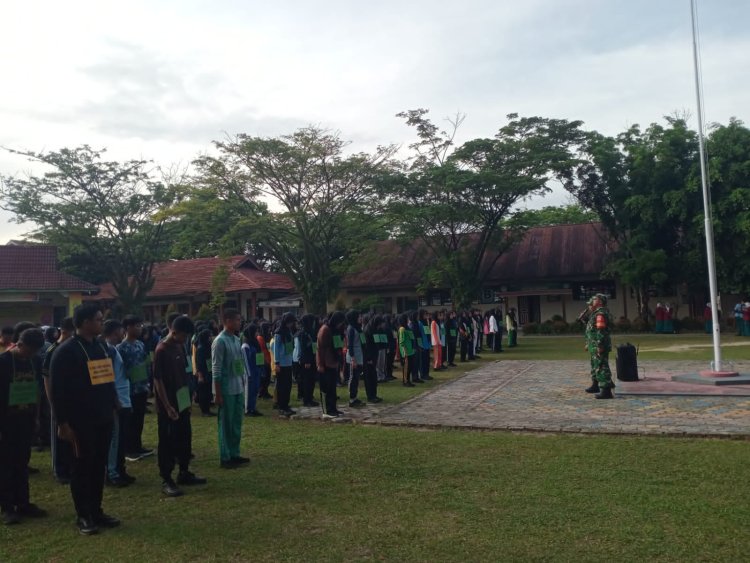 Babinsa Kodim 0301/Pekanbaru Bina Karakter Siswa Baru di SMK Farmasi Ika Sari no