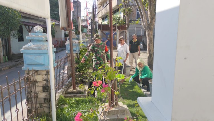 Babinsa 0301/Pbr Kompak Bersama Warga Bersihkan Lingkungan