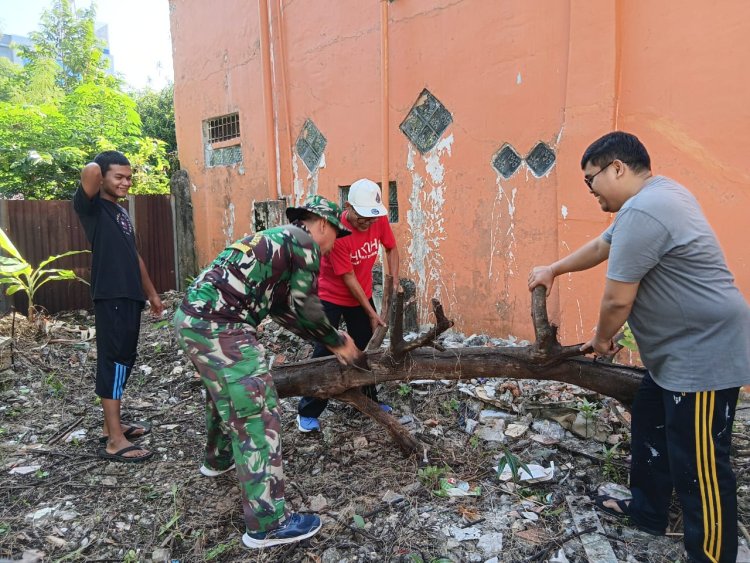 Babinsa Kodim 0301 Bersihkan Parit Tersumbat Bersama Warga,Bentuk Hadir TNI Dalam kesulitan Masyarakat