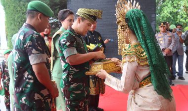 Tradisi Penyambutan Pangdam XIX/TT, Dandim 0301/Pekanbaru Turut Sambut di Bandara SSQ II