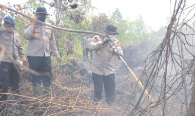 Karhutla di Kampar, Wakapolda Riau & Kapolres Turun Langsung Pimpin Pemadaman!"