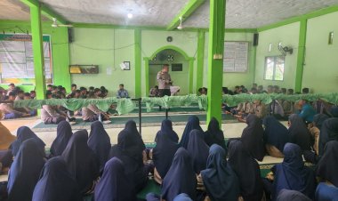 Kasat Binmas Polres Kampar 'Sapa' Siswa Madrasah Tsanawiyah Muhammadiyah, Kapolres: 'Edukasi Kunci Cegah Kenakalan Remaja!' "