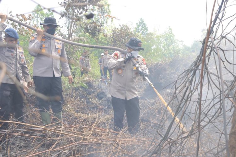 Karhutla di Kampar, Wakapolda Riau & Kapolres Turun Langsung Pimpin Pemadaman!"