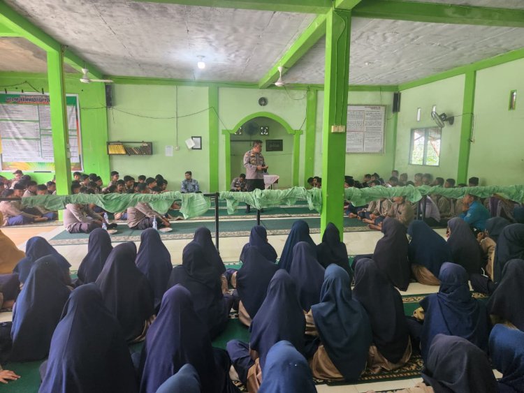 Kasat Binmas Polres Kampar 'Sapa' Siswa Madrasah Tsanawiyah Muhammadiyah, Kapolres: 'Edukasi Kunci Cegah Kenakalan Remaja!' "