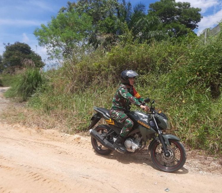 Gunakan  Kendaraan Dinas,Babinsa Kodim 0301/Pbr Laksanakan Patroli Karhutla