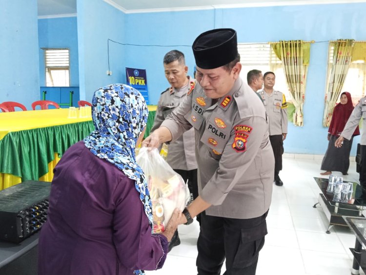 Polsek Kampar 'Sentuh' Desa Ranah dengan Bantuan Sosial"
