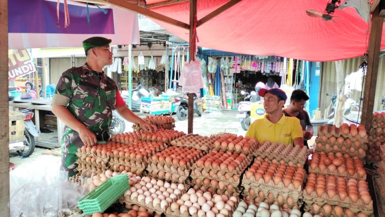 Babinsa Kodim 0301/Pbr Pantau Sembako Jelang Natal dan Tahun Baru
