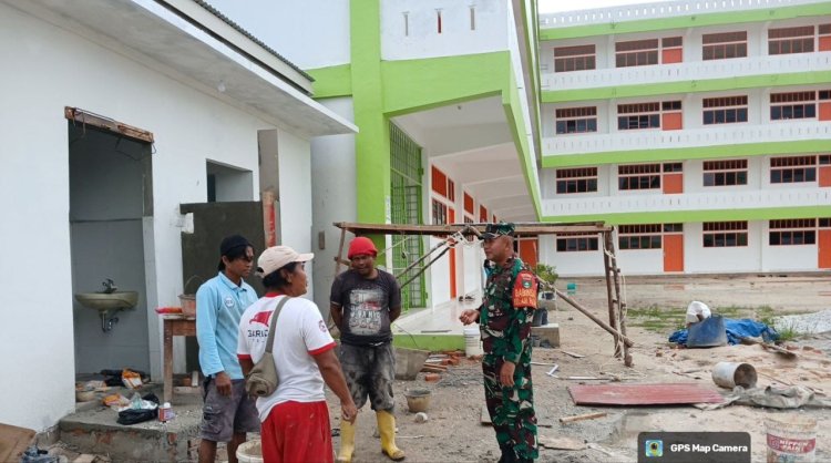 Dekat dengan Rakyat, Babinsa Kodim 0301/Pbr Jalin Komsos Bersama Tukang Bangunan