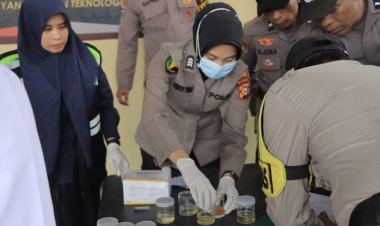 Bebas Narkoba, Bhabinkamtibmas Polres Kampar Jalani Tes Urin!"