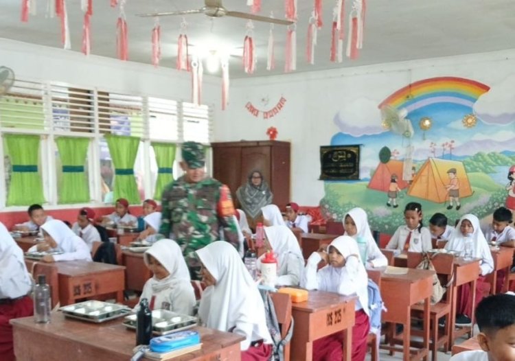 Babinsa Kodim 0301/Pbr Pastikan Program MBG Berjalan Lancar