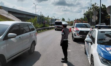 Meskipun Diguyur Hujan, Personel Ditlantas Polda Riau dan Satlantas Polresta Pekanbaru Tetap Fokus Urai Kemacetan*